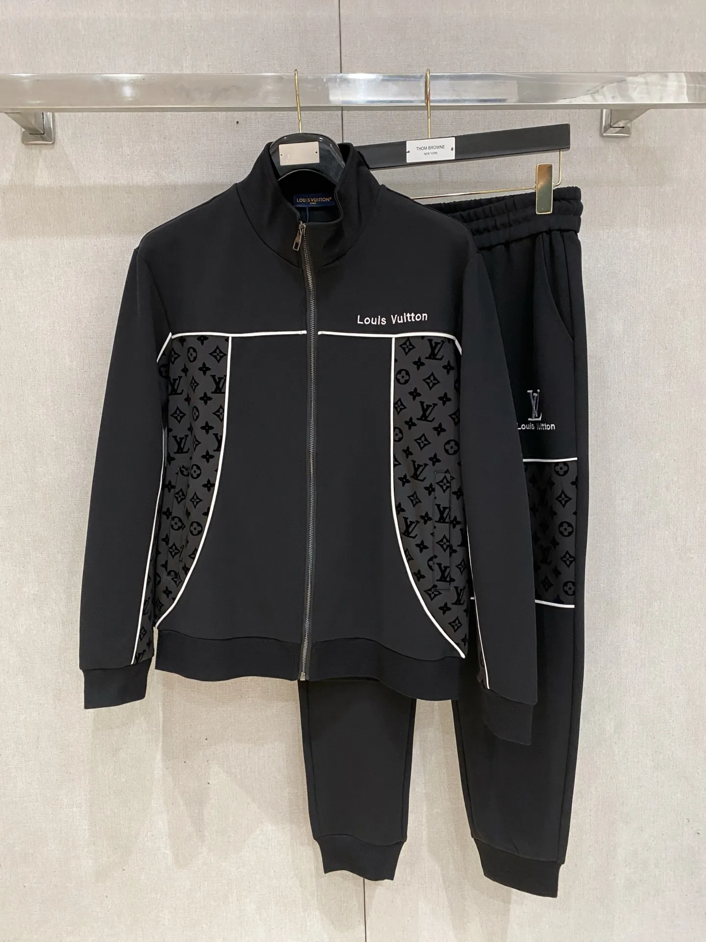 🅿️720 LV hot-selling suit is coming. Focus on the original version of the official website. 2025 new hot-selling cardigan suit. The original order is the best. 🇭🇰The meticulous work of top designers. It has a fitting and perfect upper body effect. All-natural high-quality Tencel Roman cotton 100%, close-fitting comfort, noble and elegant! Original hardware embodies elegance and nobility! Counter size: M-3XL (maximum wear up to 190 pounds)
